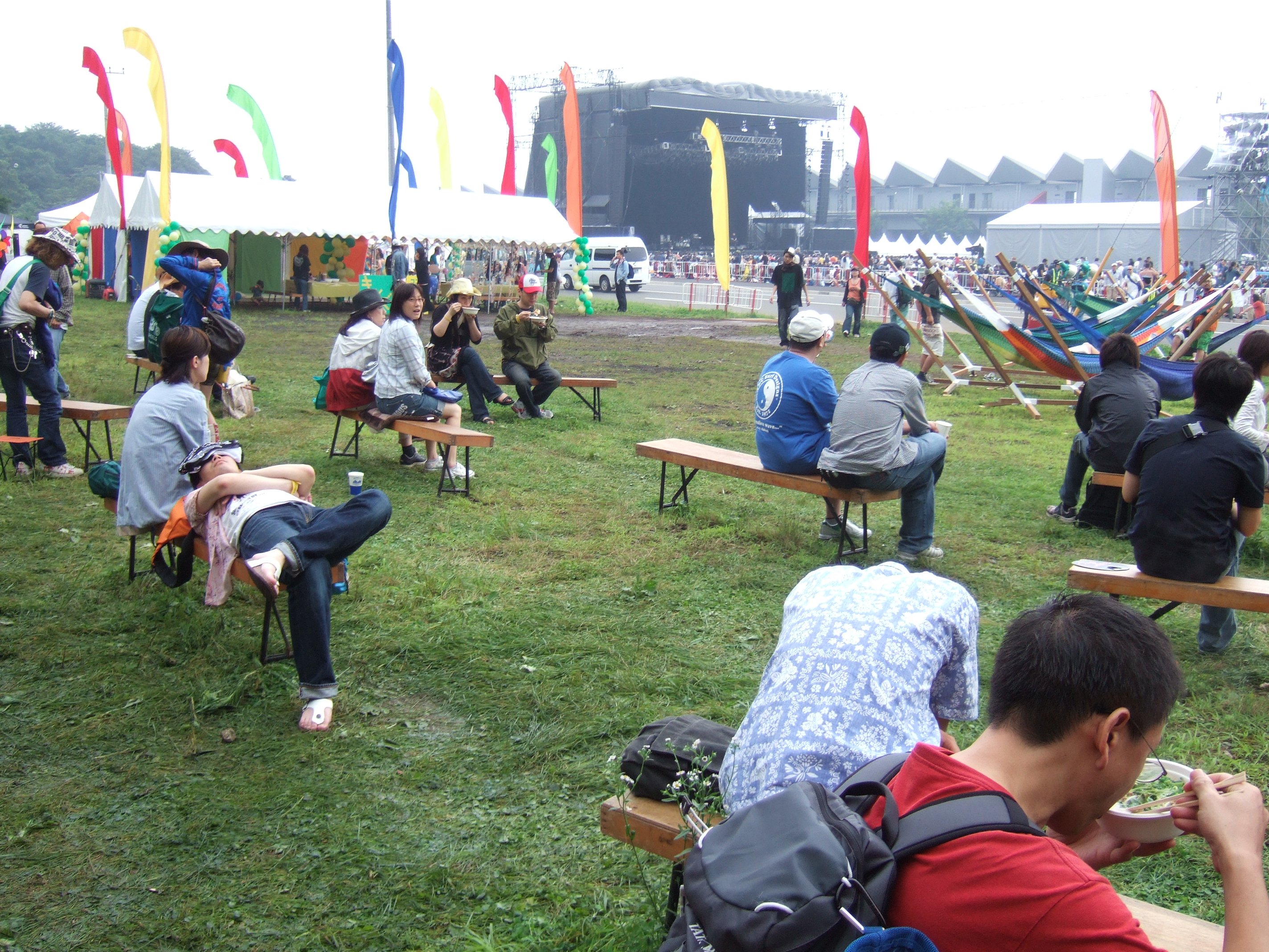 モビリタ・ステージの北側に物販エリアがあります。フジロックフェスティバルでいうとフィールド・オブ・ヘブンのステージ後方の雰囲気です。