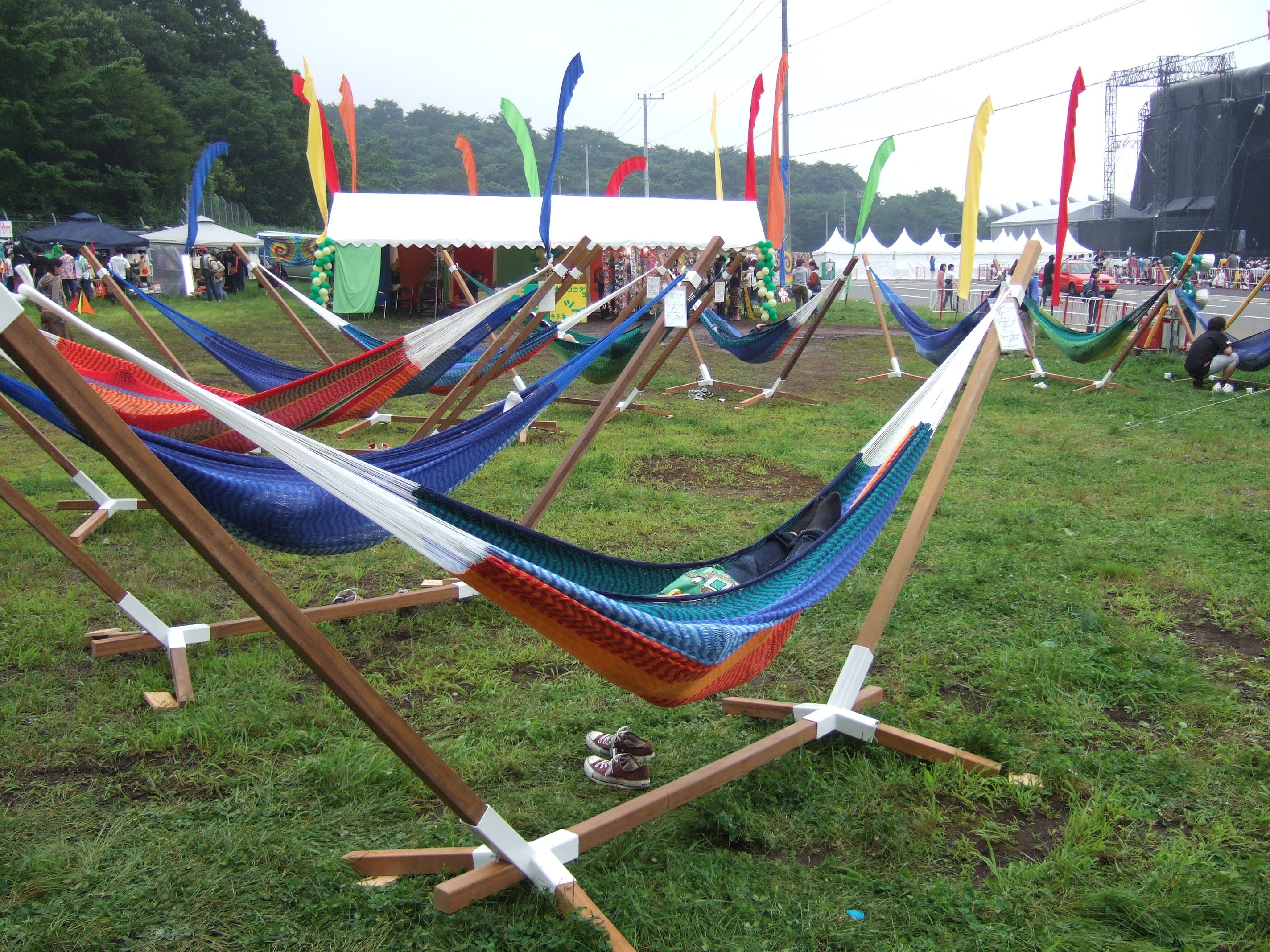 ハンモック。ほとんどのハンモックで人が寝ていました。