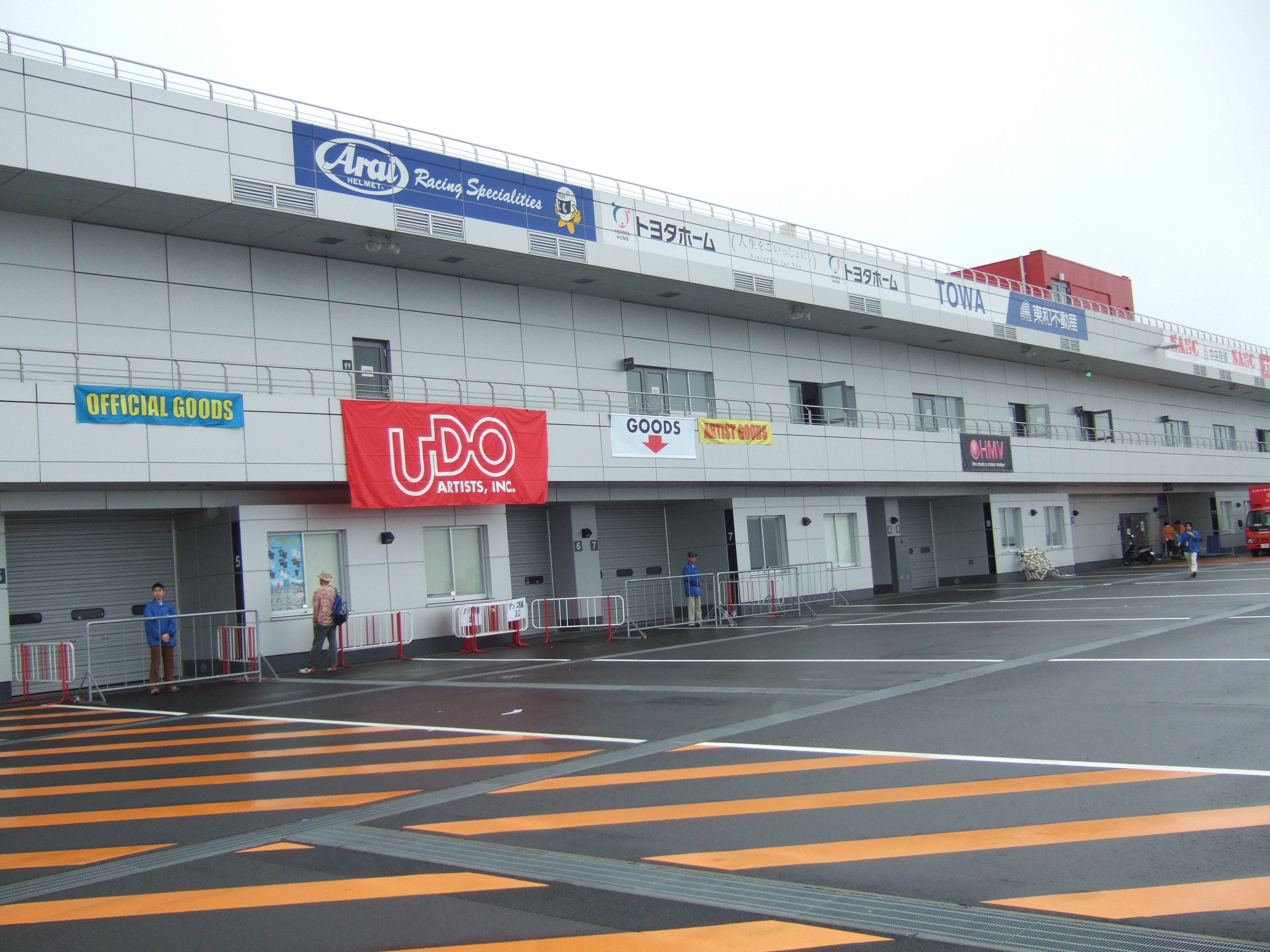 公式グッズ売り場。