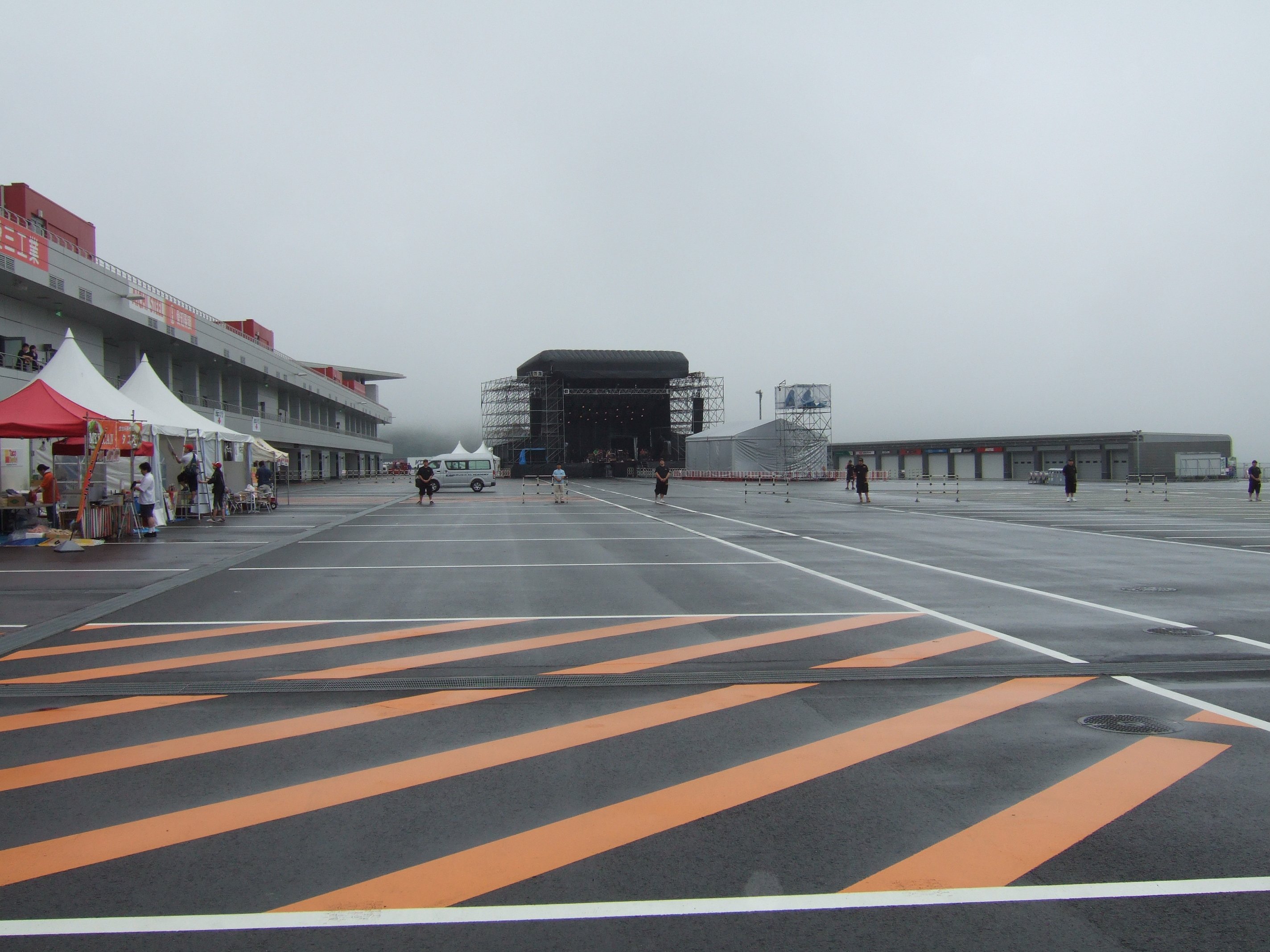 スクウェア・ステージ。午前7時半すぎ、開場してから1時間しか経っていないので人がいません。