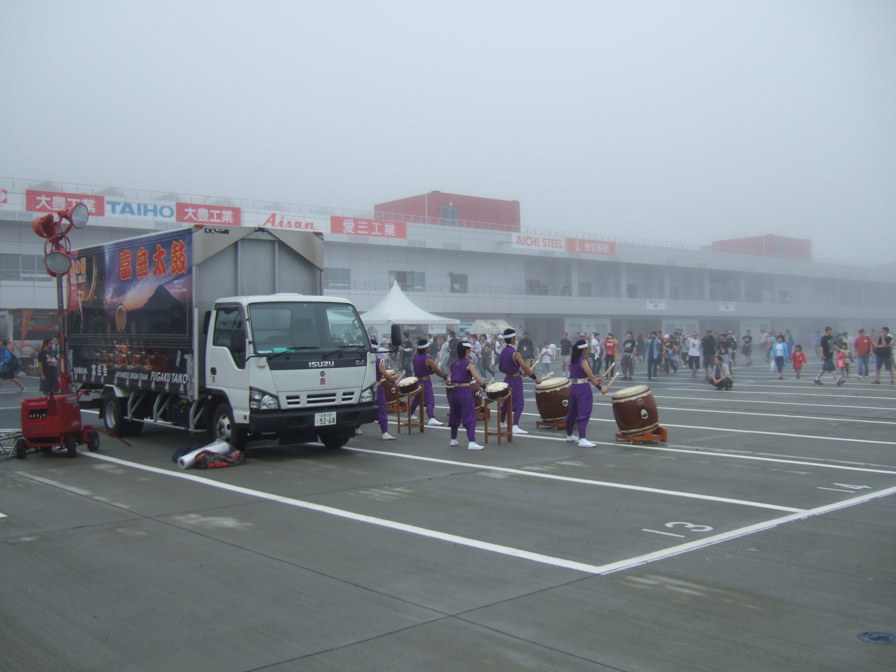 スクウェア・ステージの公演の合間に太鼓演奏がありました。