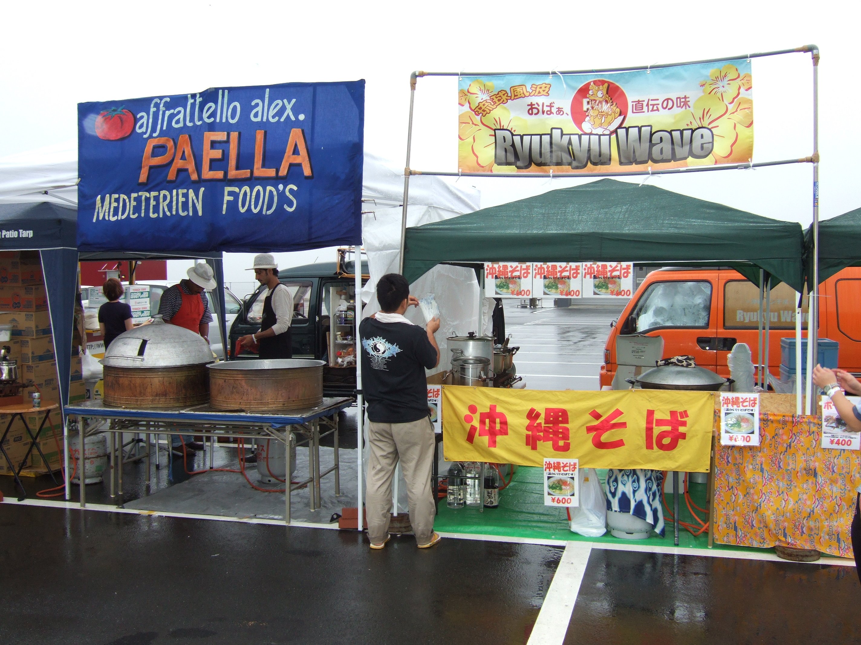 沖縄そば屋とパエリア屋。