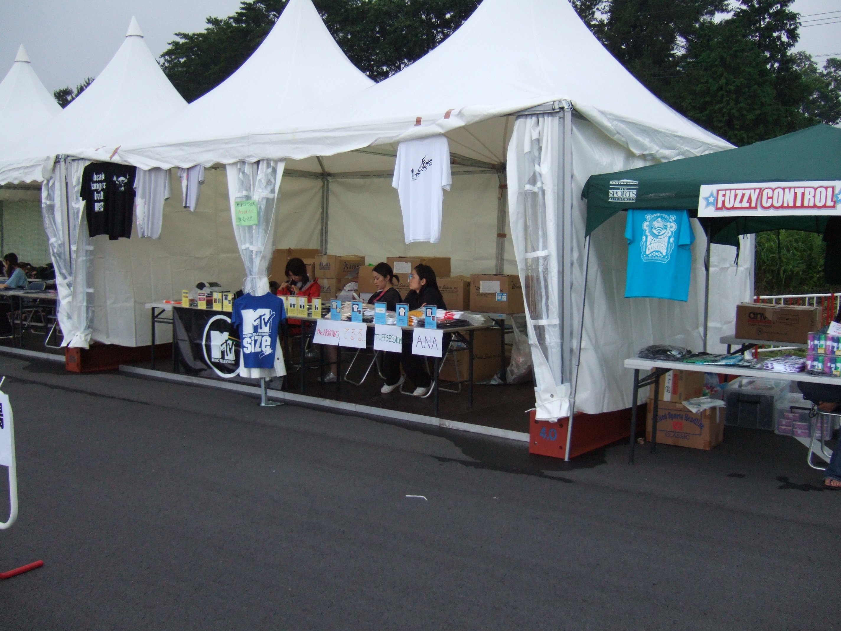 MTVステージの手前にある公式グッズ店。