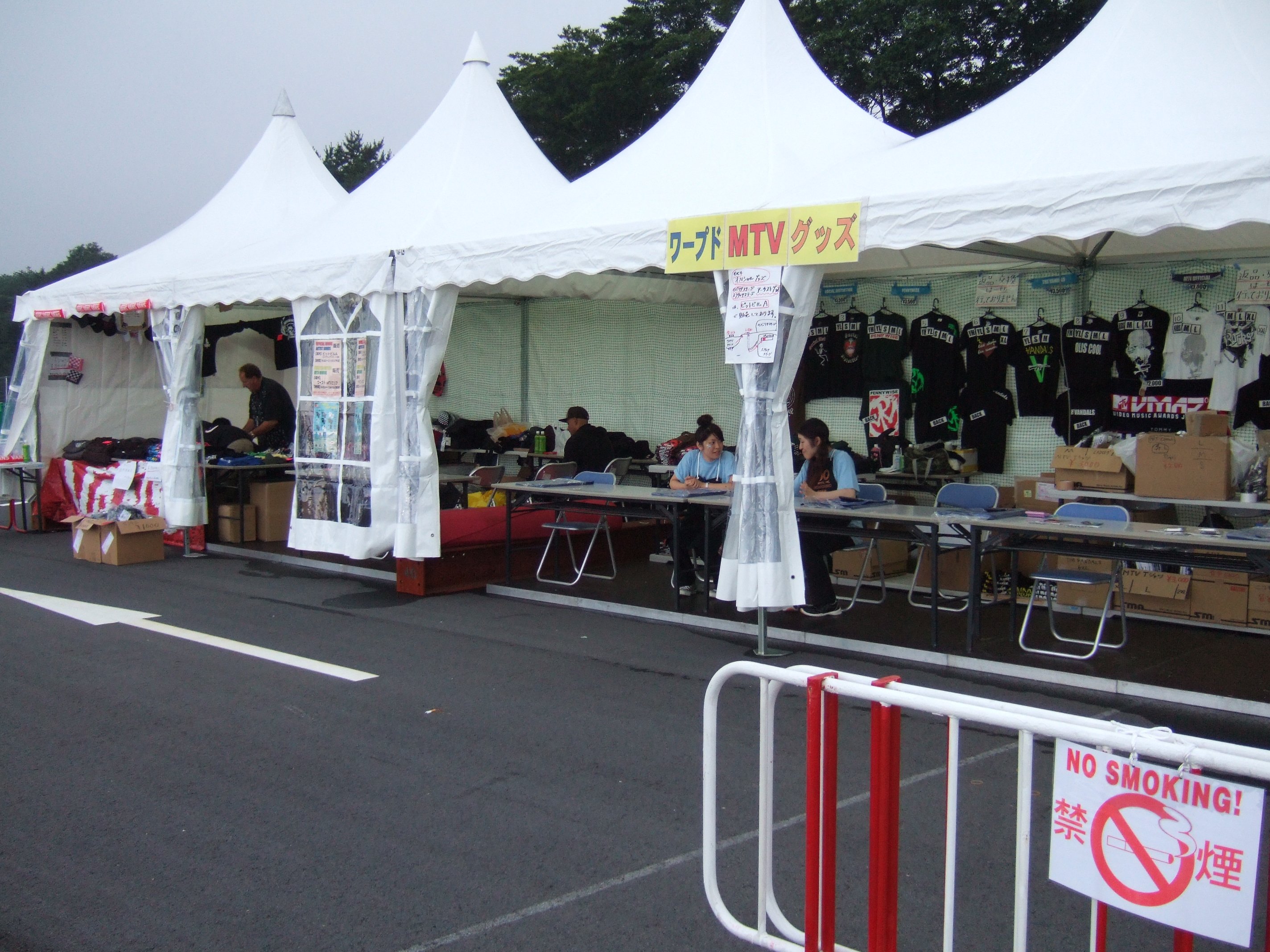 ワープド・ステージ、MTVステージの出演者のグッズを扱います。モビリタ・ステージ、スクウェア・ステージの出演者はスクウェア・ステージで販売しています。