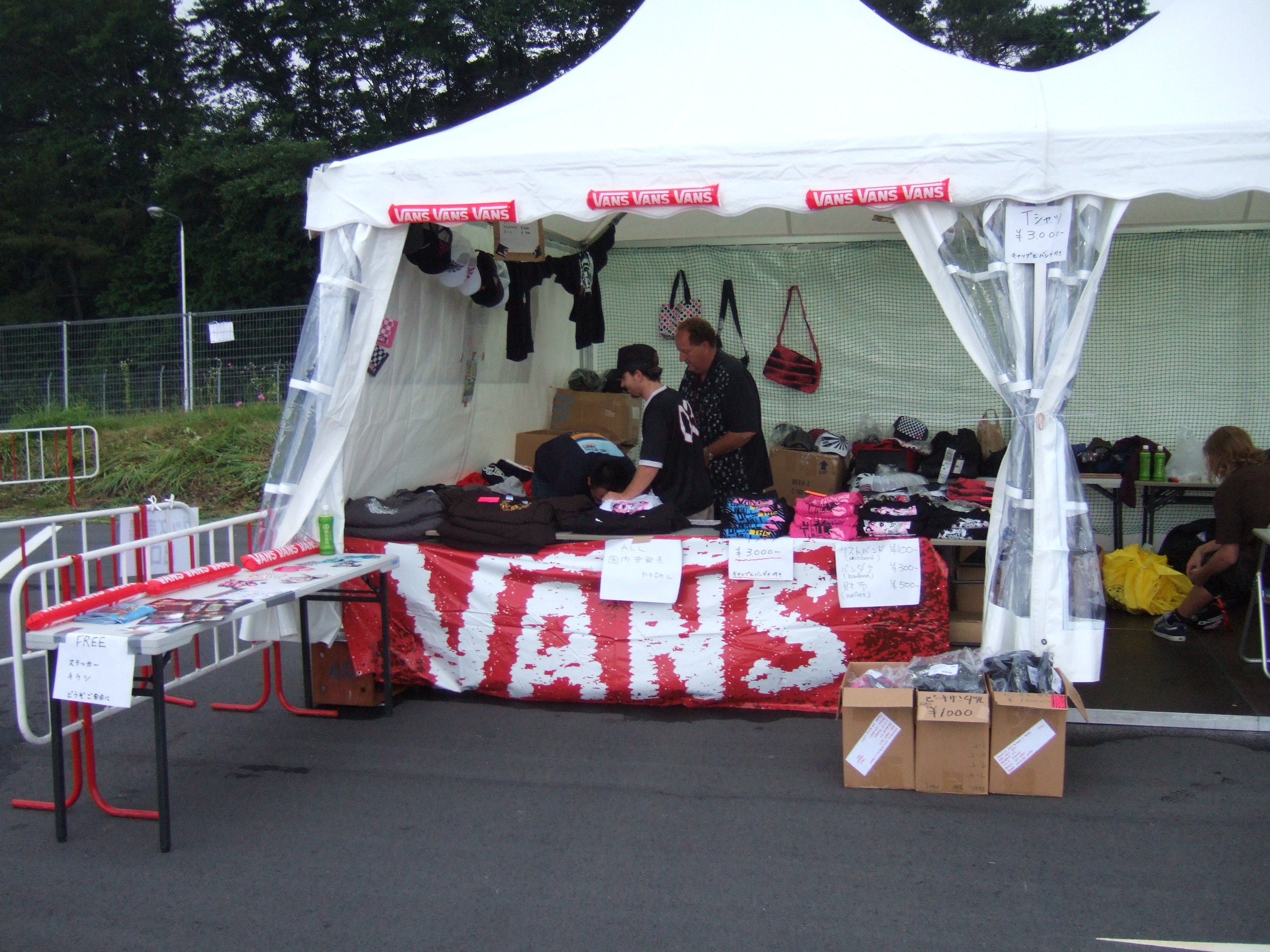 ファッション・ブランド、VANSの販売店。日本で売っていないものも売っています。