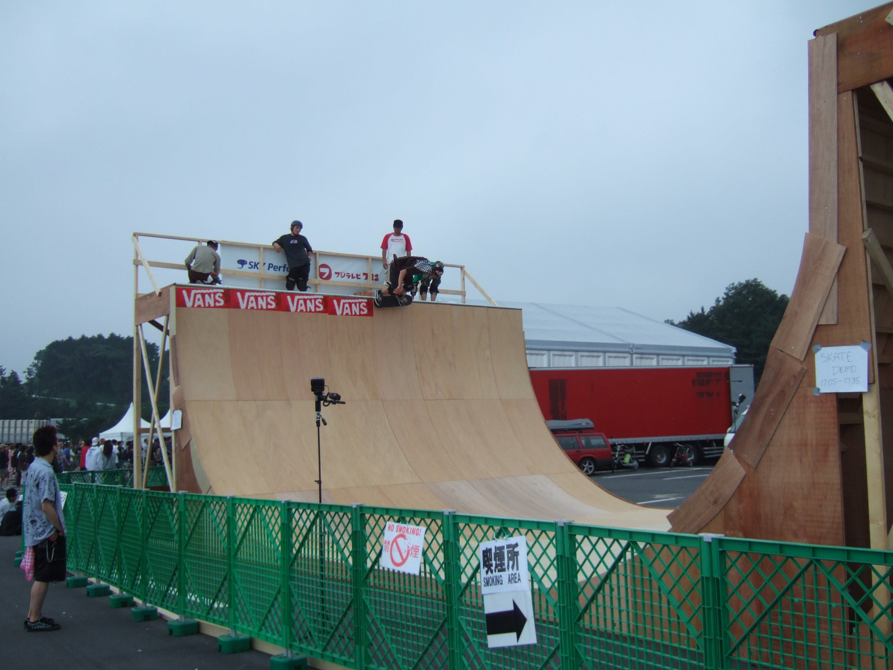 VANSがスポンサーになっているスケートボードのショー。