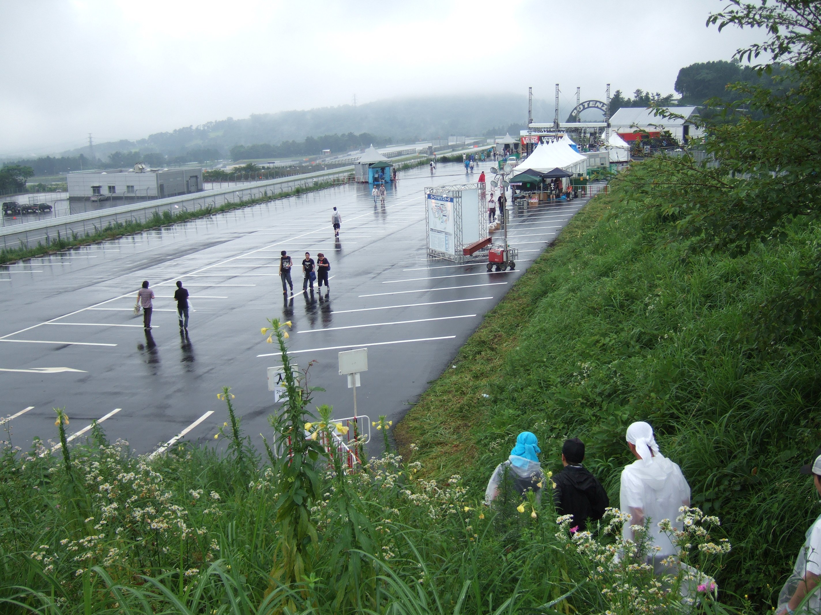 モビリタ・ステージ後方の階段を下りるとワープド・ステージ、MTVステージがあります。